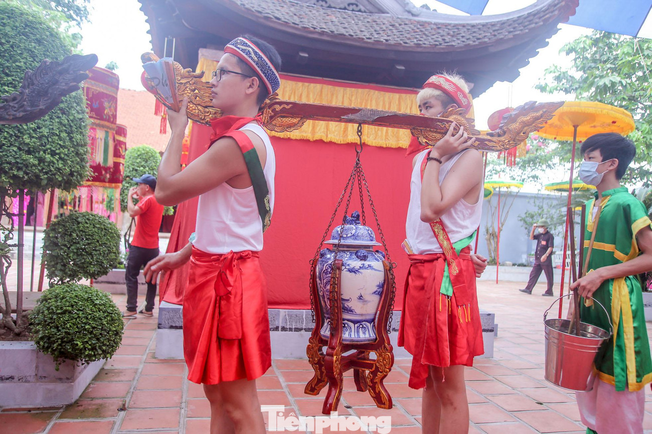 Về đến đình, chóe nước được rước vào hậu cung, rồi chuyển nước vào các chĩnh khác để ngày 15 sẽ dùng nước này làm lễ mộc dục. Tiếp đó, dân làng thực hiện các nghi lễ khác.