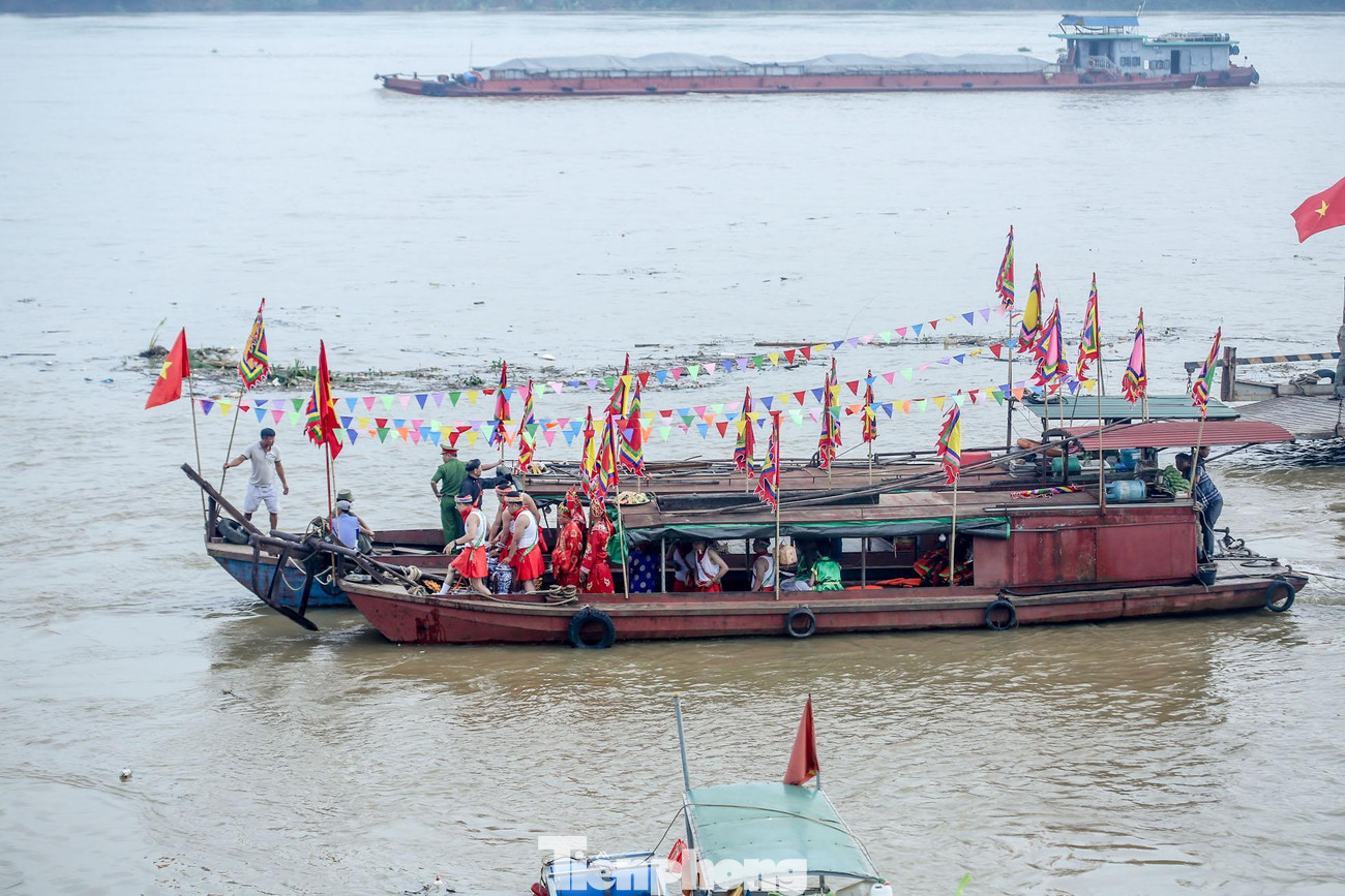 Điểm đến của đoàn rước là bến Ngự, các thành viên trong đoàn lần lượt lên thuyền và diễn lại sự tích khi Đức Thánh Chèm ra trận.