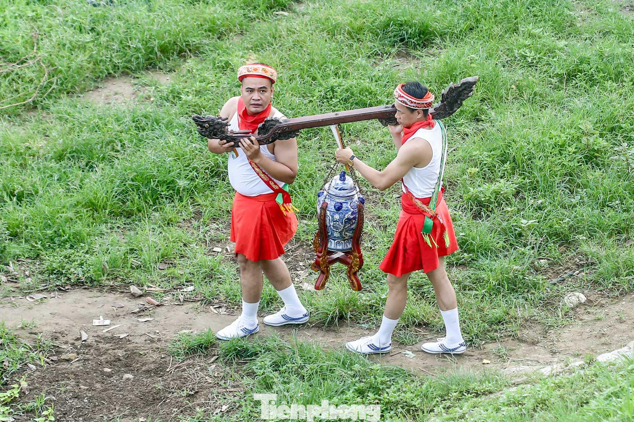 Đi sau cùng là đội quân phù giá, hầu hết là các thanh niên khỏe mạnh, mặc váy, đeo thắt lưng, khăn đội đầu, che mặt màu đỏ, khiêng kiệu Ông và kiệu Bà.