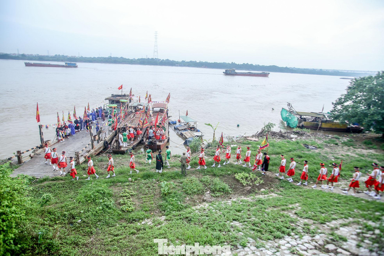 Đoàn rước nước bắt đầu xuất phát từ đình Chèm (phường Thụy Phương, Bắc Từ Liêm, Hà Nội), đoàn rước có sự tham gia của hơn 100 người, đi đầu là đội múa rồng, đánh trống, đánh chiêng….