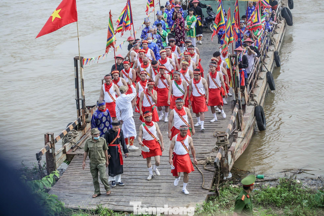 Lấy nước xong, đoàn thuyền rước quay trở về bến ngự. Khi về qua đình các thuyền phải quay đầu vào để lễ Đức Thánh, rồi trở về bãi tập kết.