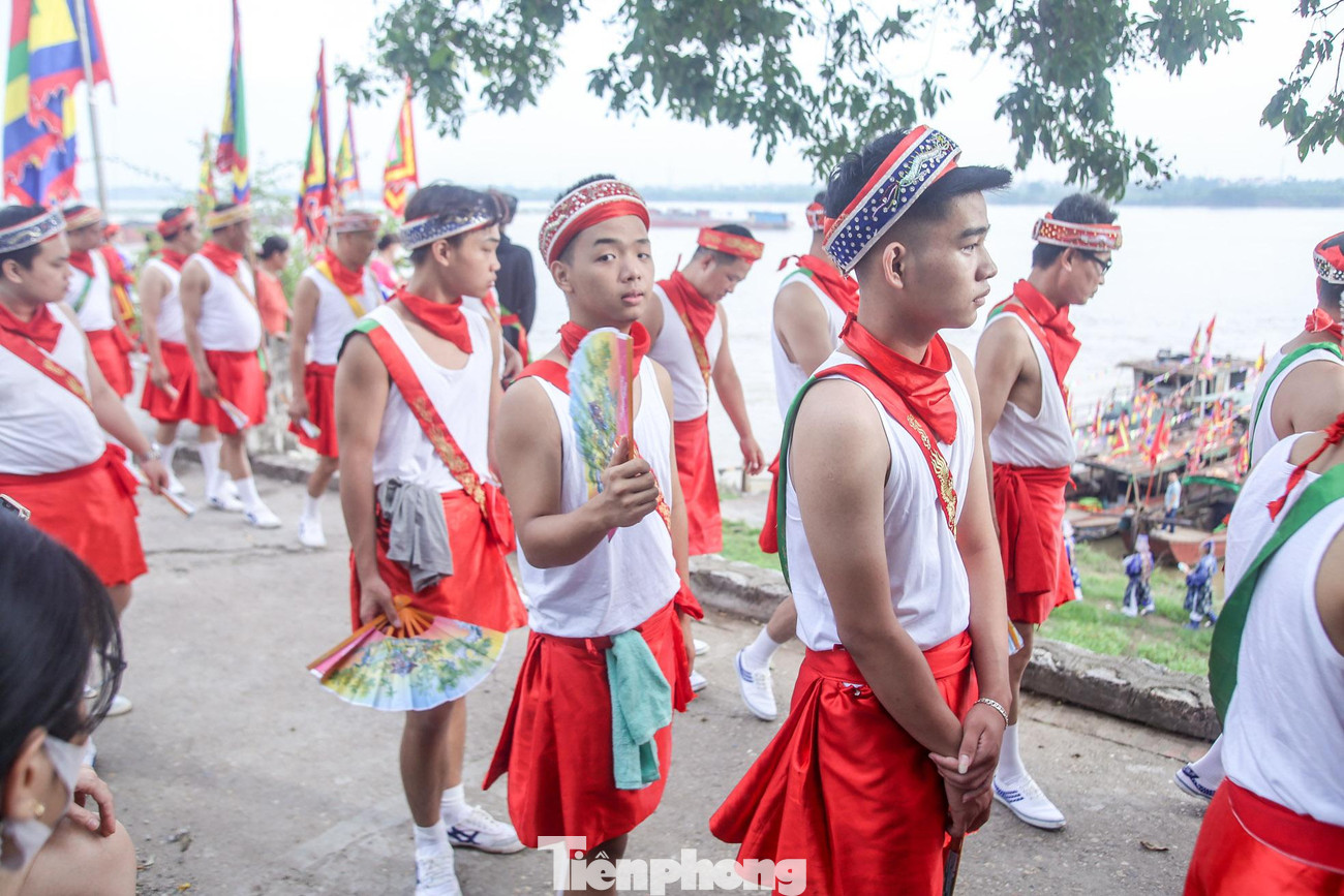 Hội đình Chèm diễn ra trong ba ngày từ 14-16 tháng 5 âm lịch để tưởng nhớ đến công lao của Đức Thánh Lý Ông Trọng. Hội Chèm có nhiều nghi lễ đặc trưng như: Lễ rước nước trên sông Hồng, rước văn, tắm tượng thánh…