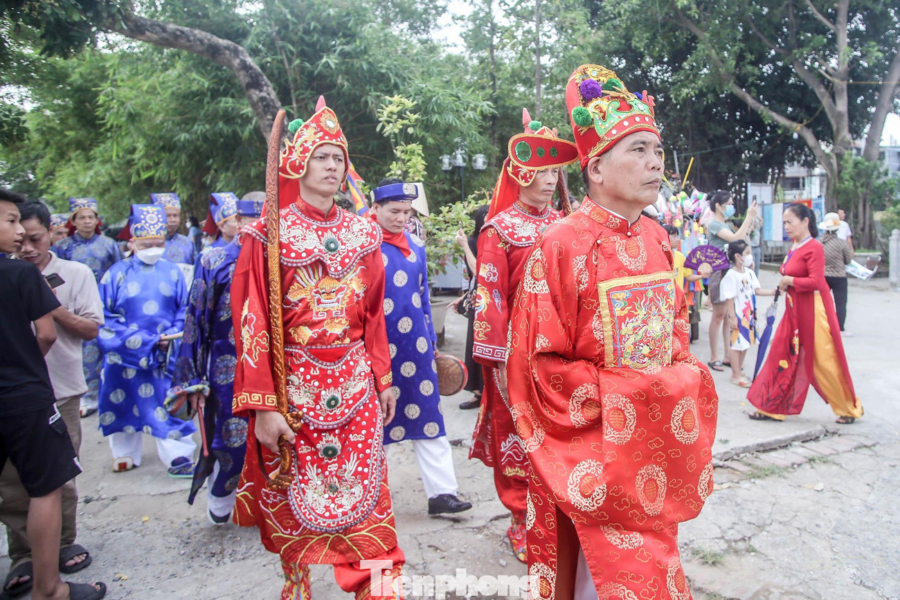 Hội đình Chèm là một trong những lễ hội cổ, với nhiều nghi lễ đặc trưng cho các sinh hoạt văn hóa của cư dân nông nghiệp lúa nước vùng đồng bằng sông Hồng . Thông qua lễ hội, những bậc cao niên mong muốn truyền thụ cho lớp lớp con cháu hiểu sâu sắc hơn về dòng họ, truyền thống lịch sử, chiến công của cha ông, nhằm khơi gợi tình yêu quê hương, đất nước cho cộng đồng.