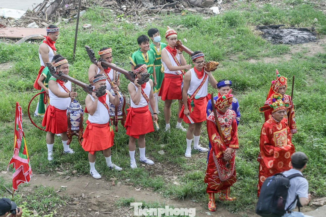 Nước trong bình được đem về đình Chèm để thờ cúng và sử dụng trong lễ tắm tượng, bài vị Đức Thánh.