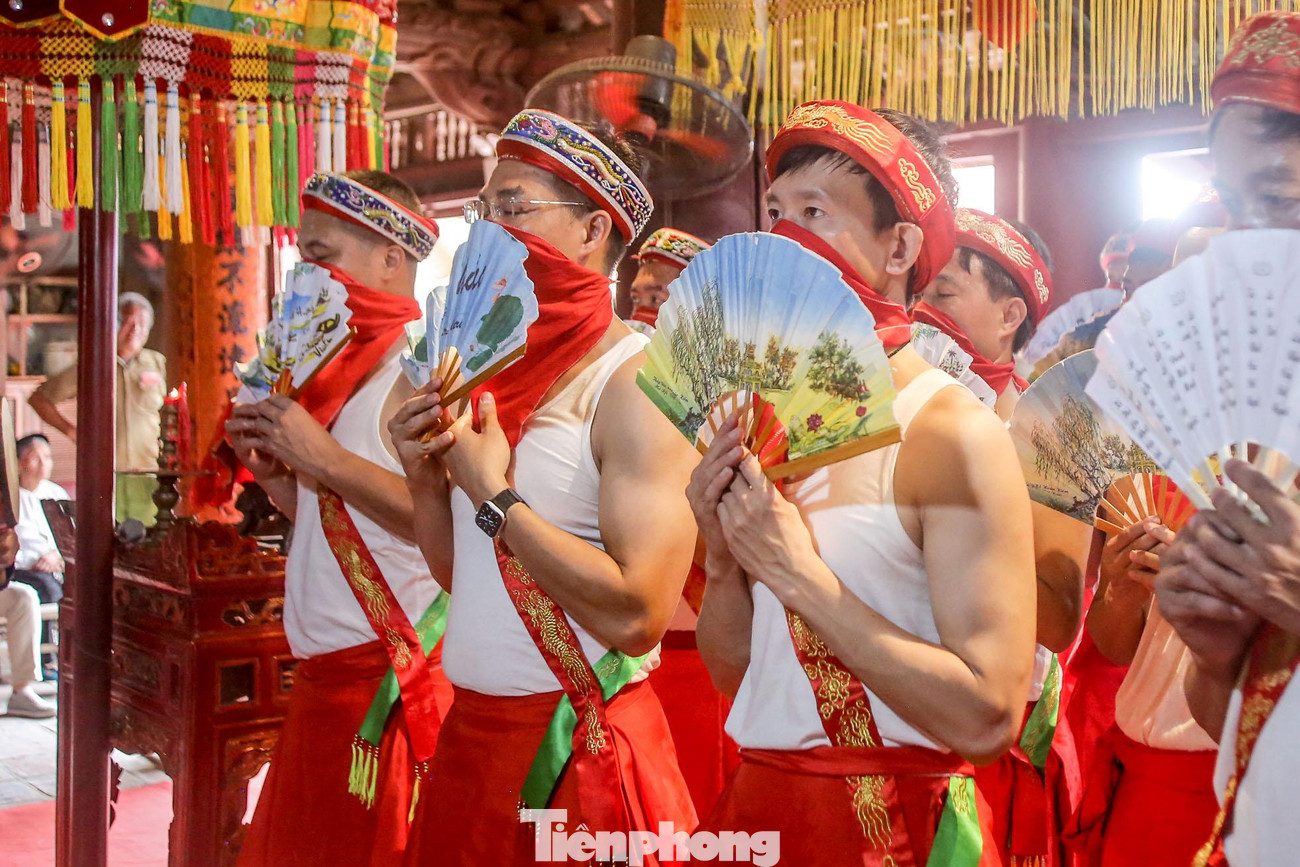 Tiểu hiệu hô "khoan thanh", những người phù giá phải dùng quạt che miệng reo "ù chóe, ù chóe, ù chóe".