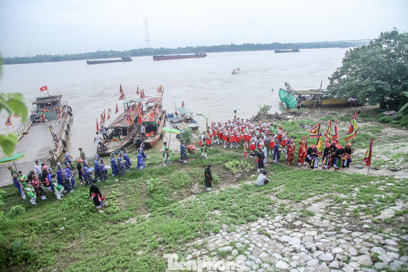 Lễ rước nước được Ban tổ chức lễ hội đình Chèm tiến hành liên tục trong 3 ngày diễn ra lễ hội.