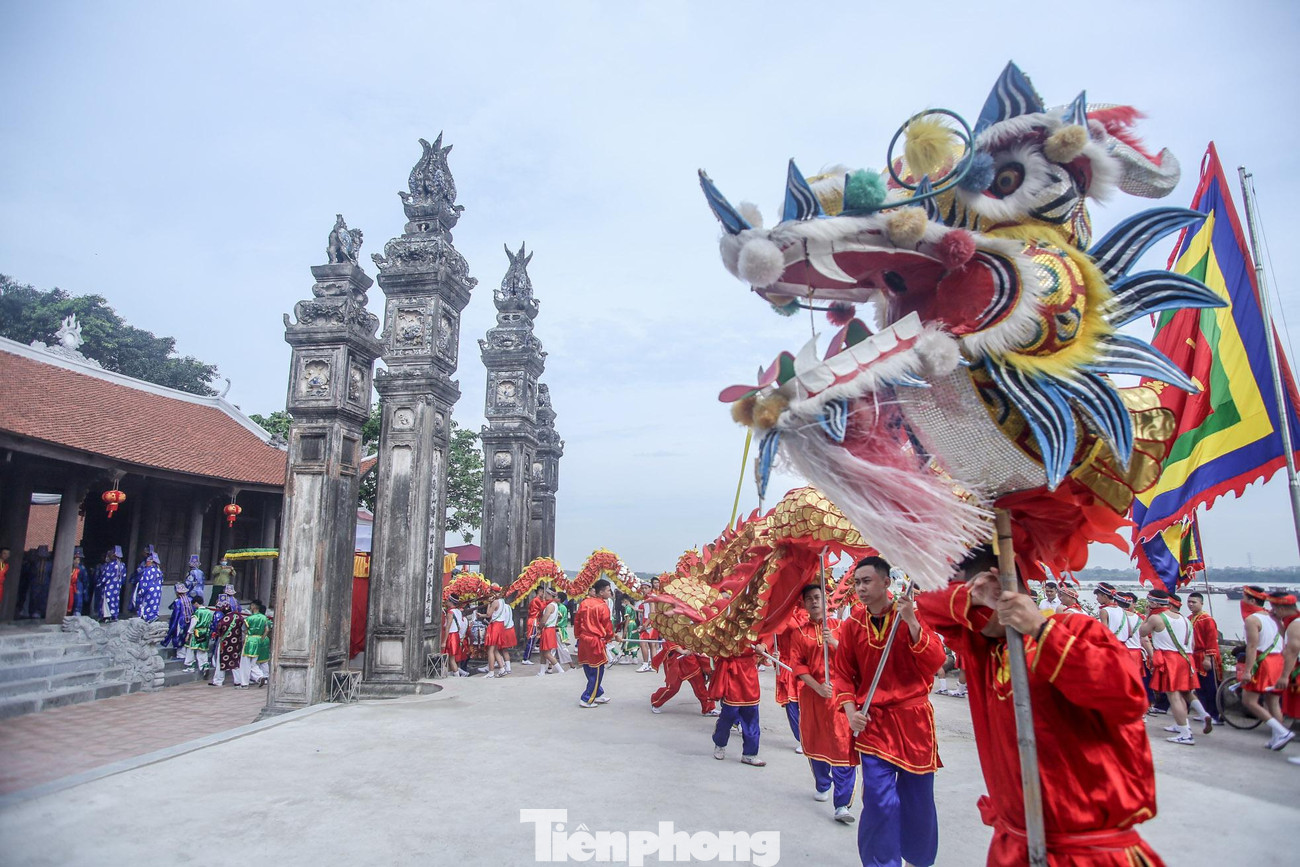 Đội múa rồng biểu diễn trước cửa đình Chèm.
