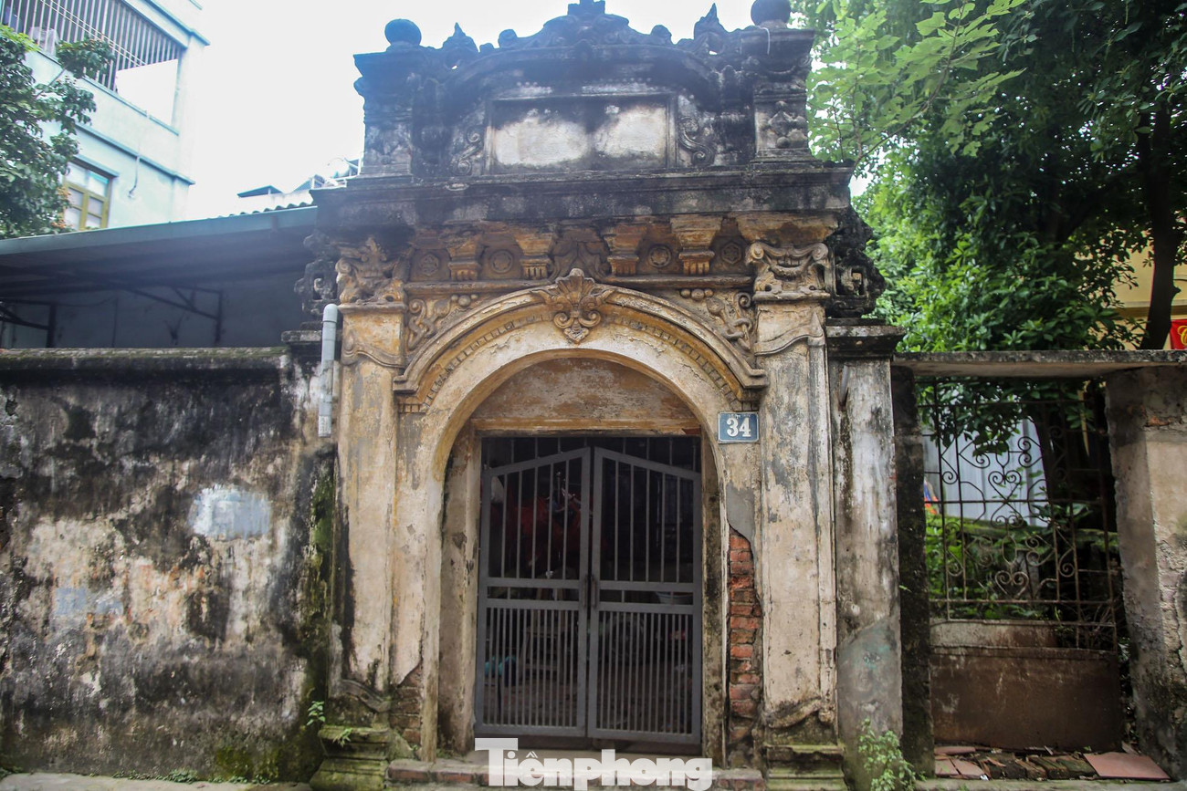 Một chiếc cổng đã bị bong tróc, xuống cấp song vẫn giữ được vẻ đẹp cổ kính.