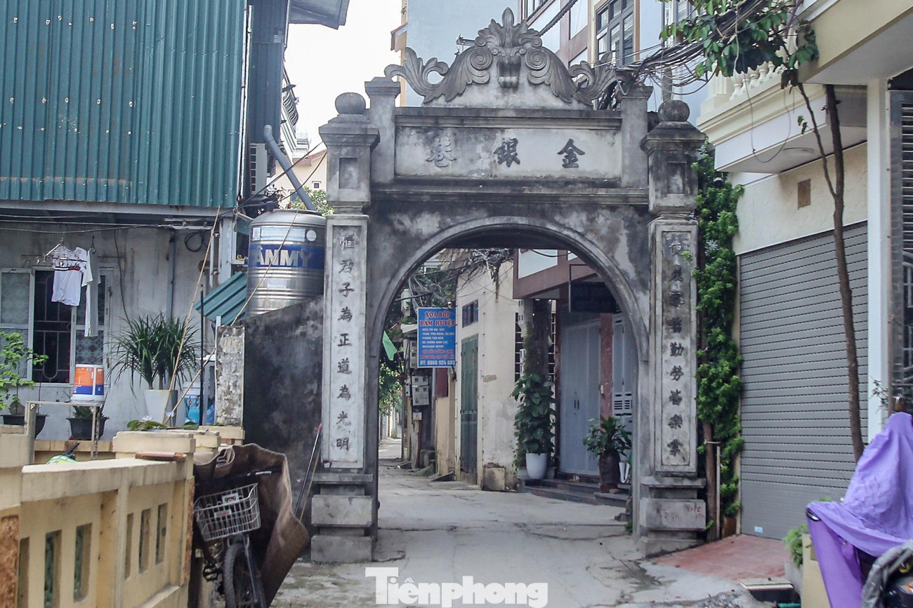 Ở Đông Ngạc, những chiếc cổng trăm tuổi đều có sự khác biệt từ kích thước đến kiến trúc. Mỗi cổng mang một dáng vẻ riêng, không thể hoà lẫn.