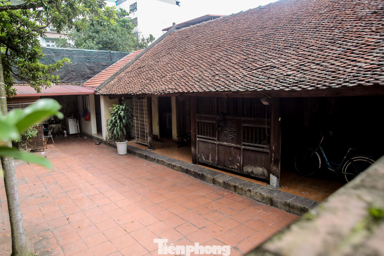 Bên trong là kiến trúc nhà ba gian truyền thống.