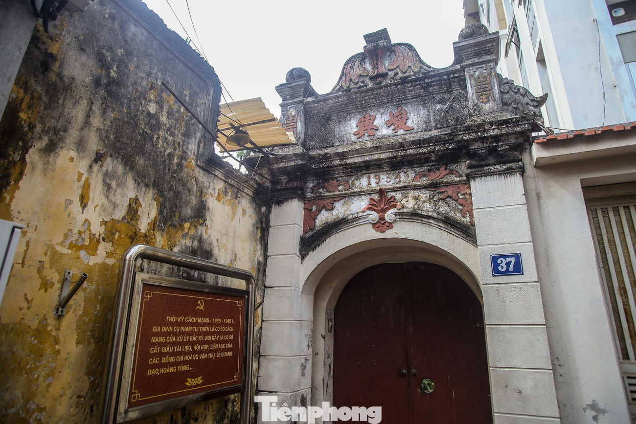 Những chiếc cổng gần trăm tuổi vẫn được dân làng ở đây gìn giữ.