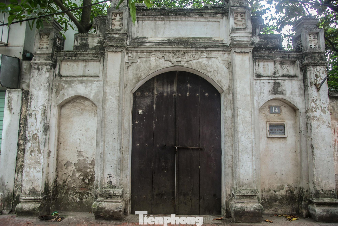 Cổng cổ kính nhà thờ họ Phạm trong làng cổ.