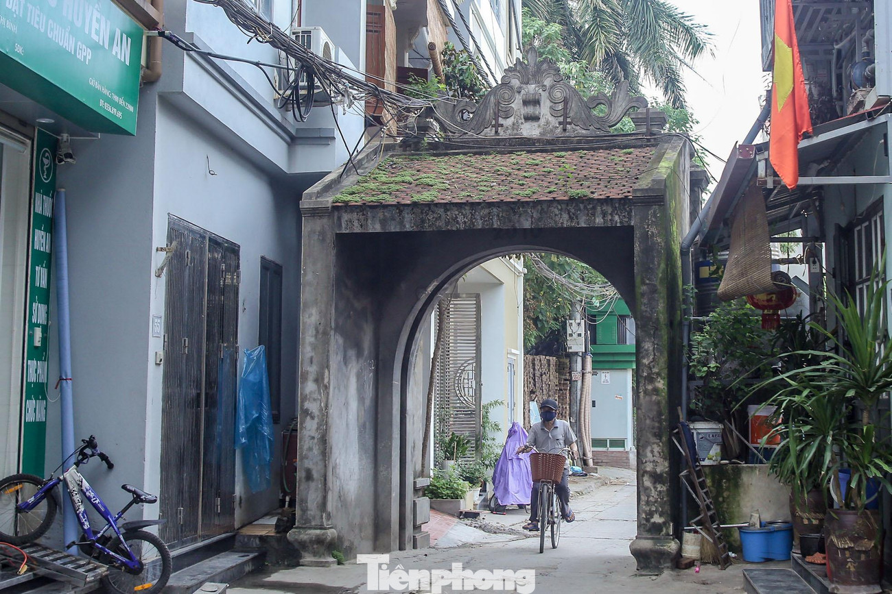 Bước qua cổng làng là một không gian kiến trúc cổ với nhiều công trình kiến trúc đã nhuốm màu thời gian vẫn đang được người dân bảo tồn.