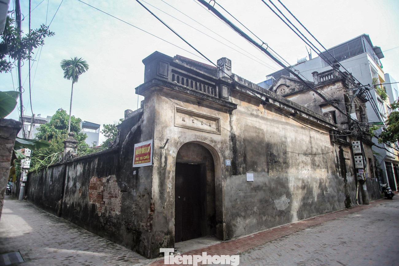 Một ngôi nhà ở làng cổ với chiếc cổng cũ kỹ.