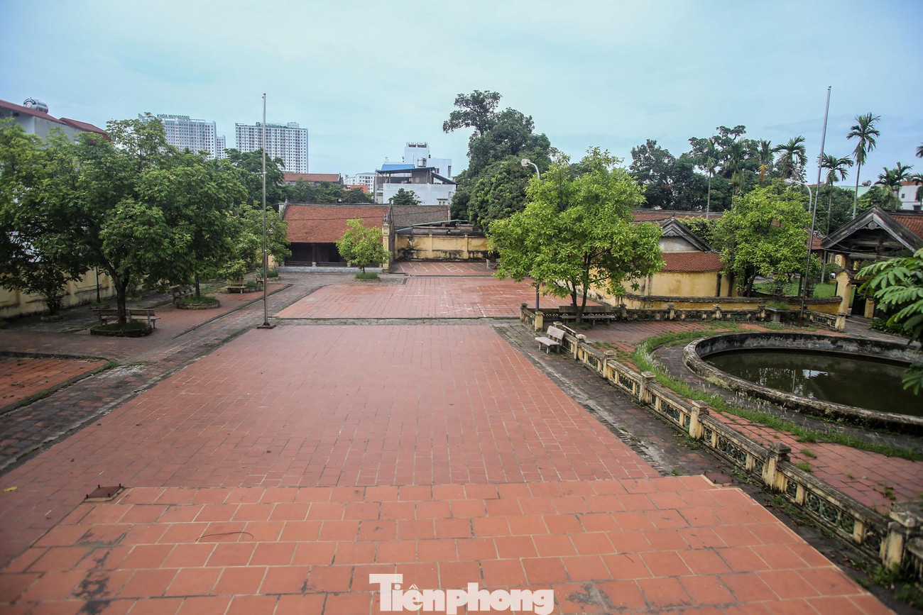 Sân hồ được xây theo kiến trúc cổ.