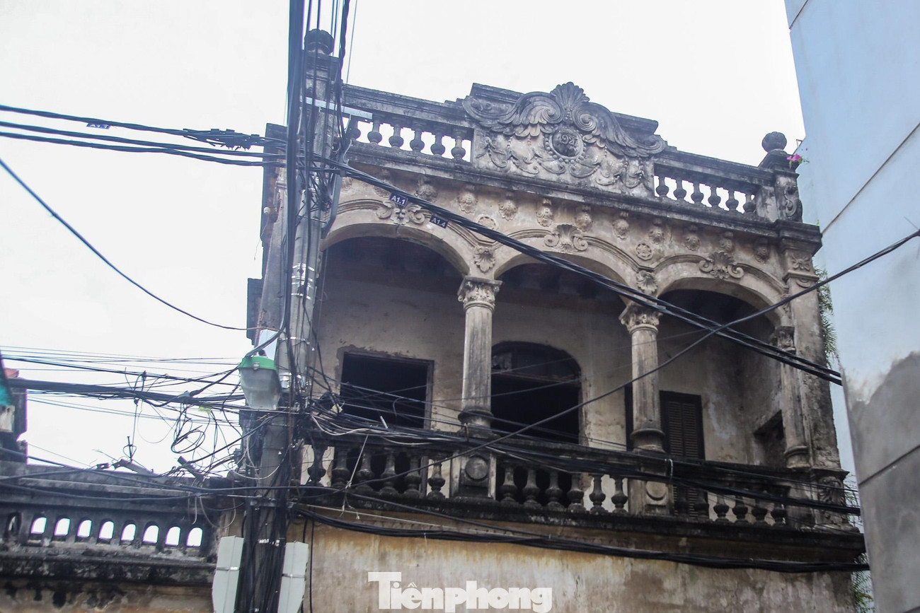 Một ngôi nhà cổ với kiến trúc khá đậm nét gần như bỏ hoang ở làng Đông Ngạc.