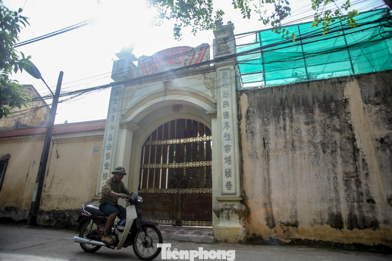 Đông Ngạc được coi là một trong những làng cổ nhất của Hà Nội. Quần thể các công trình kiến trúc có niên đại hàng trăm năm vẫn còn hiện diện cho đến ngày nay.