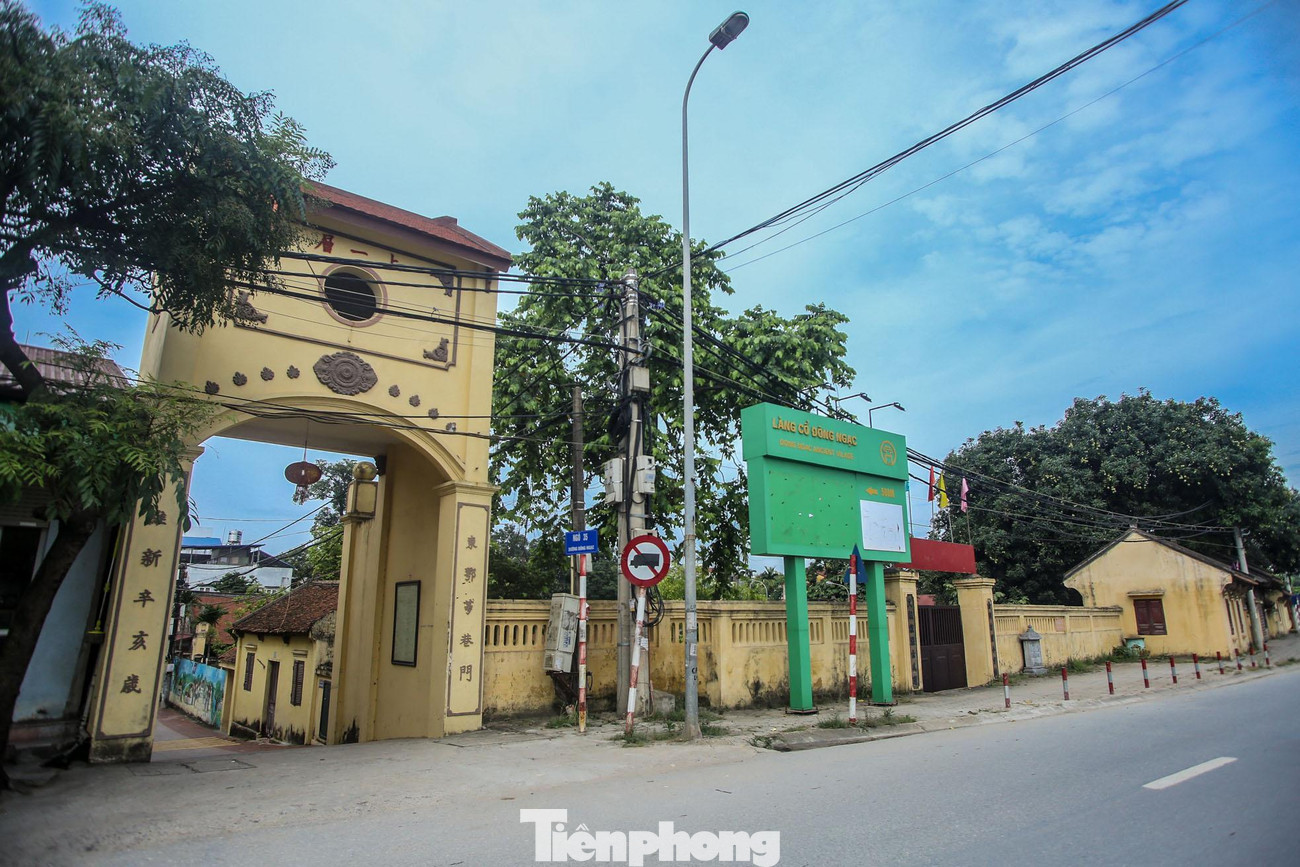 Đông Ngạc có tên Nôm là làng Vẽ, một ngôi làng phía Tây Bắc thành Thăng Long xưa. Hiện nay, theo đơn vị hành chính, Đông Ngạc không còn gọi là làng, thế nhưng những nét xưa, hồn cũ vẫn còn nguyên vẹn. Tại đây còn rất nhiều di tích đình, đền, chùa, nhà cổ lưu giữ lại nét đẹp cổ kính, rêu phong.