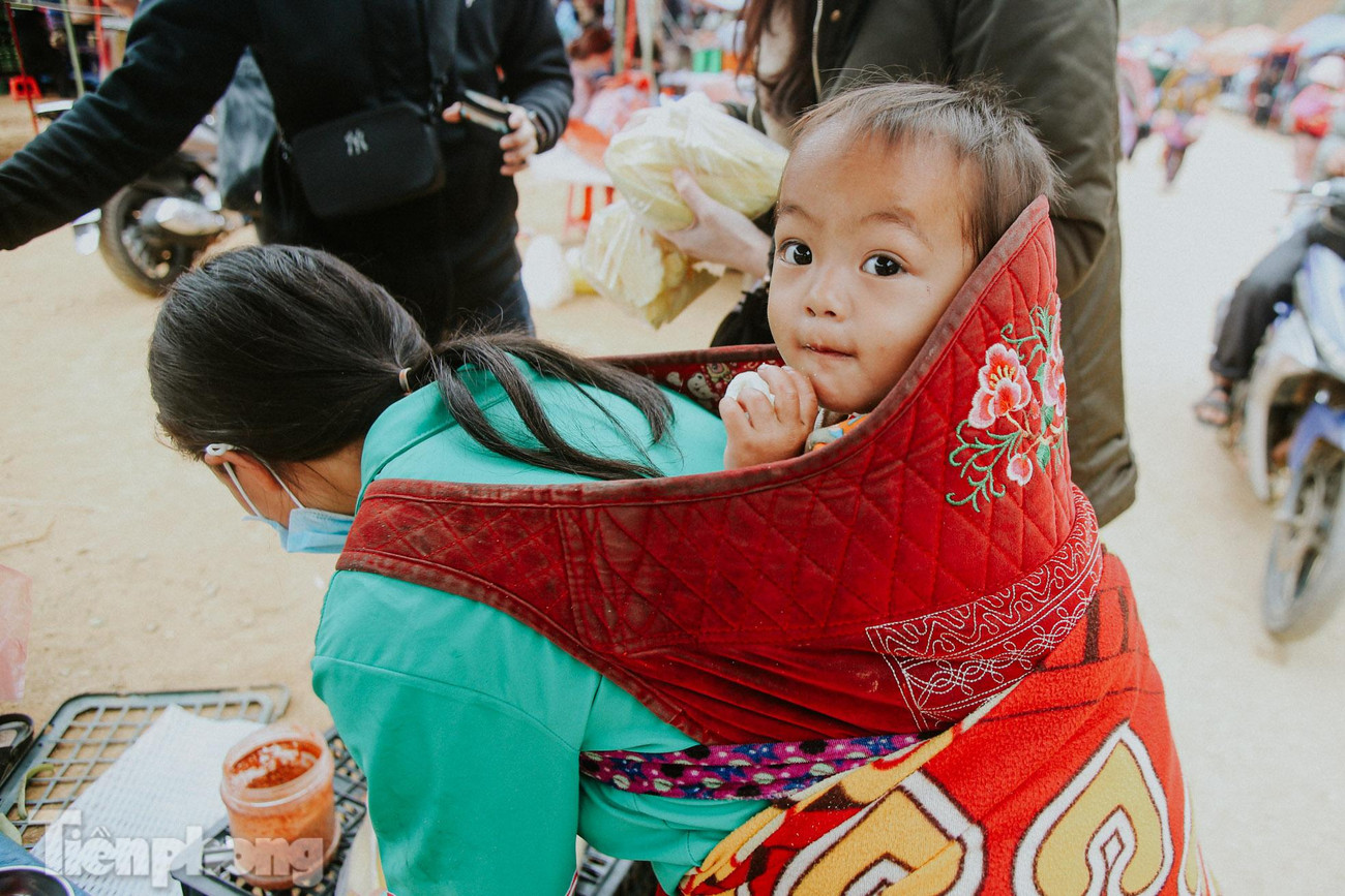 Đối với nhiều dân tộc, chiếc địu con cũng thể hiện nét độc đáo của trang phục dân tộc mình. Vì thế họ chọn cho mình một chiếc địu vừa chắc chắn lại vừa thật ấn tượng về kiểu dáng và màu sắc.