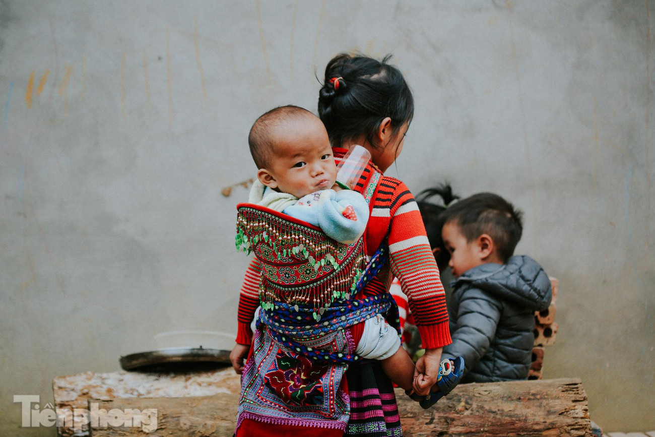 Người Mông, người Tày, người Dao có trang phục riêng và địu con cũng thể hiện nét riêng độc đáo của dân tộc mình.