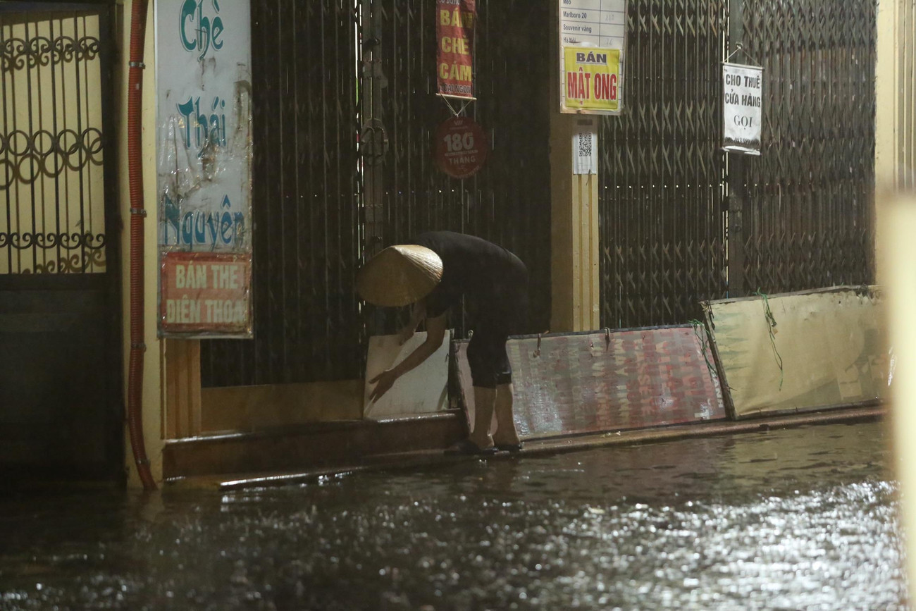 Các hộ dân nhanh chóng chặn không cho nước tràn vào nhà.