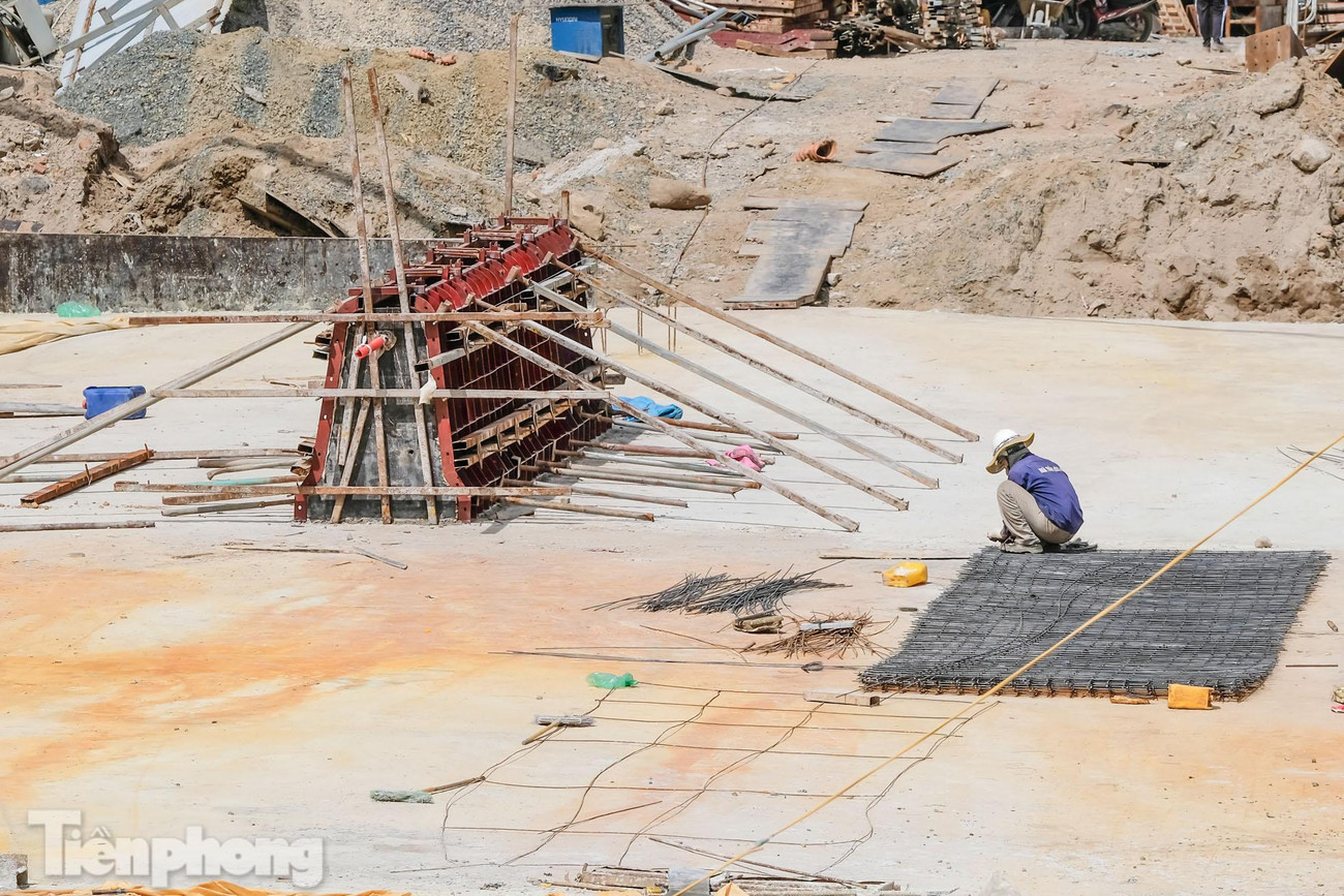 Hầm chui có tổng chiều dài 475m, trong đó hầm kín dài 95m, hầm hở và gờ chắn dẫn vào hầm kín dài 380m (mỗi bên dài 190m).