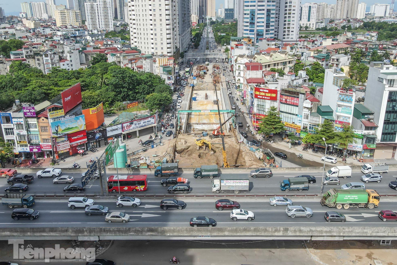 Hầm chui Lê Văn Lương vượt ngầm đường Vành đai 3 được đại diện UBND thành phố Hà Nội (chủ đầu tư) khởi công tháng 10/2020, có tổng mức đầu tư hơn 700 tỷ đồng (trong đó giá trị dự toán xây dựng là hơn 341 tỷ đồng).