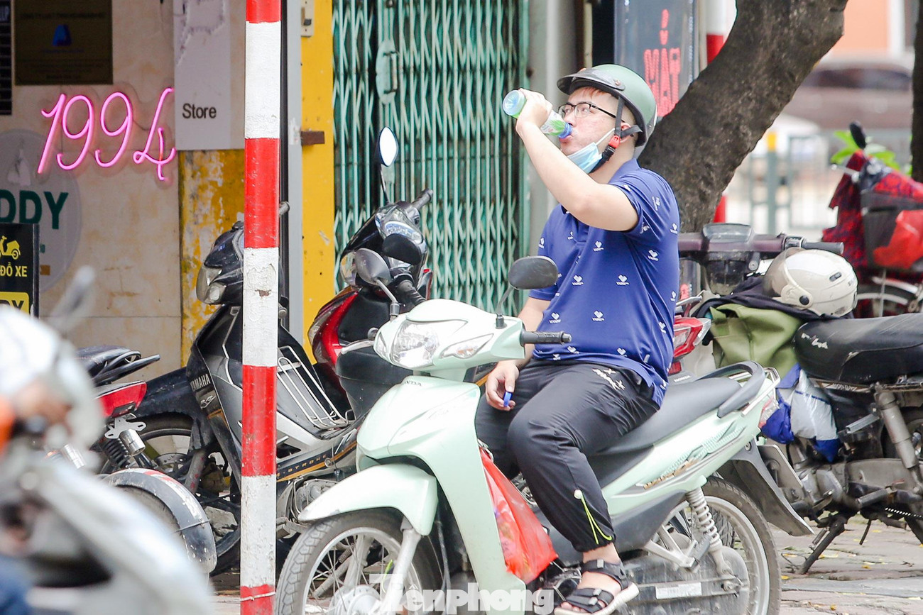 Nắng nóng oi bức khiến cơ thể khát khô, cần tiếp nước liên tục.