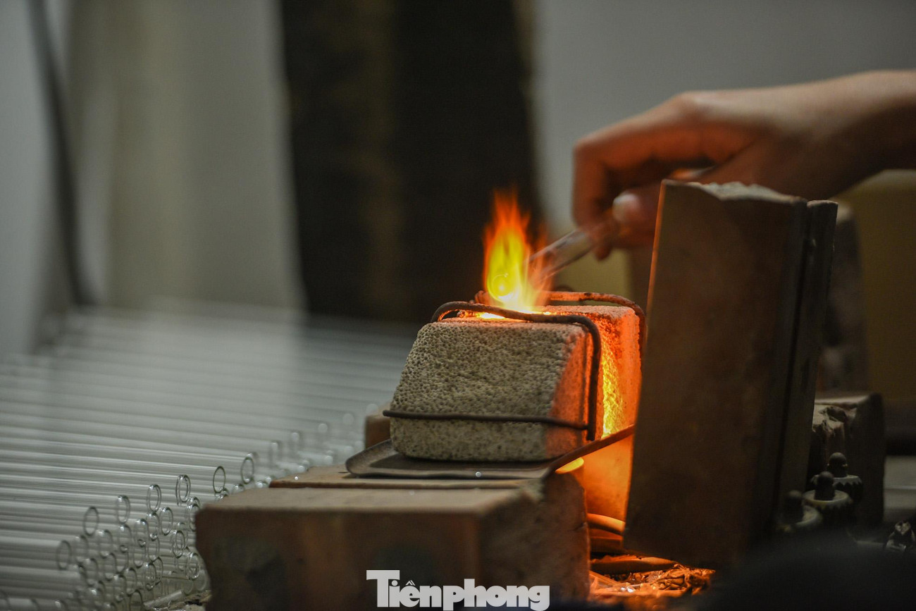 Mỗi xưởng sản xuất thủy tinh đều có những bí quyết riêng từ công đoạn lựa chọn chất liệu thủy tinh cho tới nung nóng và tạo hình, để làm ra những sản phẩm có độ bền cao, độ trắng trong, đồng đều và an toàn.