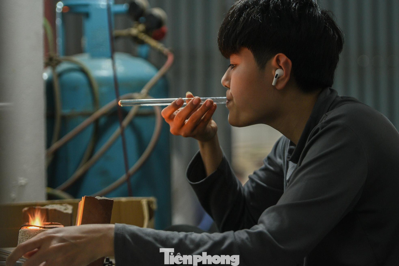 Quá trình tạo hình sản phẩm được người thợ áp dụng trong lúc thổi, tuỳ theo độ dày mỏng khác nhau của mỗi sản phẩm. Trong tất cả các bước, kỹ thuật thổi là quan trọng nhất. Người thợ luôn phải điều tiết hơi thở thật khéo léo cho phù hợp với từng loại sản phẩm.