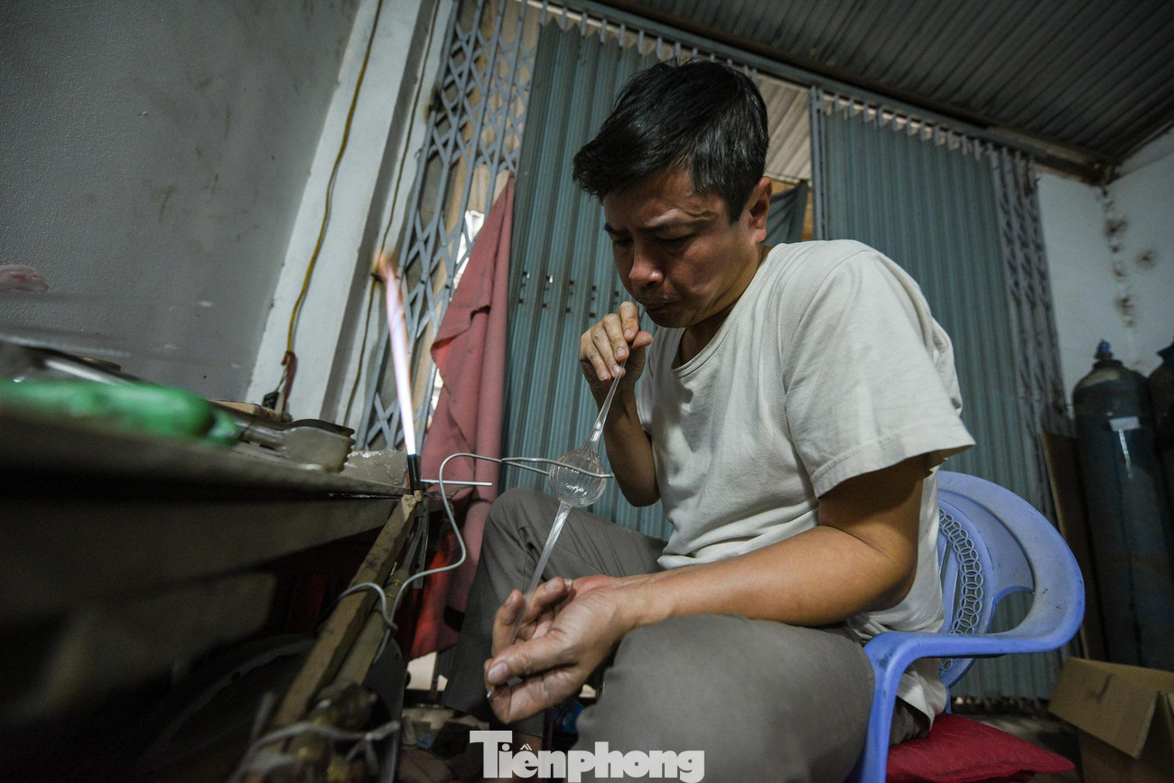 Từ những năm 60, người dân xã Thống Nhất (huyện Thường Tín, Hà Nội) đã sản xuất ra các vật dụng bằng thủy tinh từ đơn giản như bóng đèn, chai, lọ, nắp phích đến các vật phẩm cầu kỳ theo yêu cầu của khách hàng. Cho đến nay, bà con nơi đây vẫn bảo tồn, duy trì được tinh hoa của làng nghề.