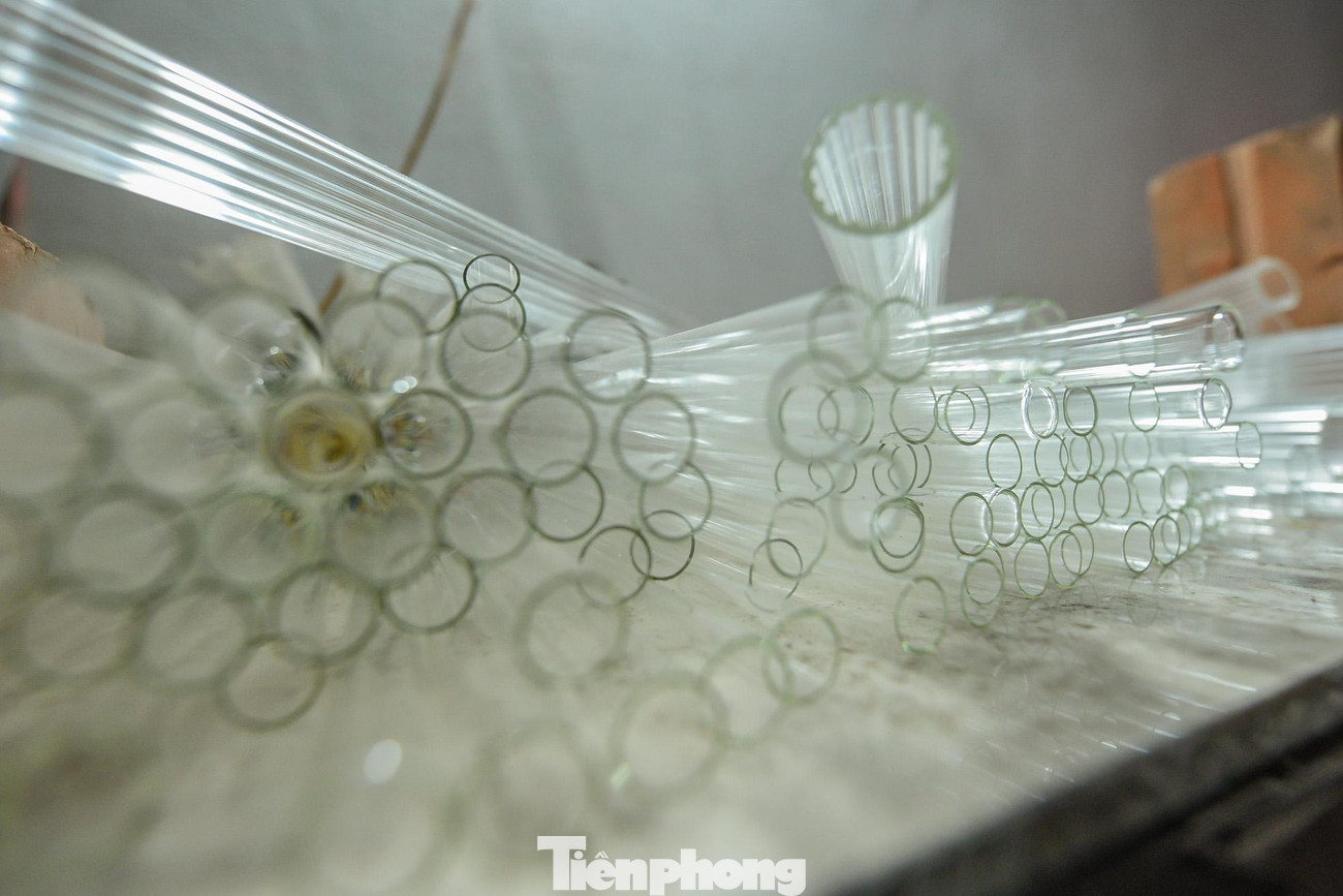 Nhiều hộ làm nghề thổi thủy tinh truyền thống ở xã Thống Nhất hiện không chỉ sản xuất những đồ dùng thủy tinh truyền thống mà còn tìm tòi nghiên cứu để làm ra các vật dụng, thiết bị sử dụng trong lĩnh vực y tế, giáo dục.