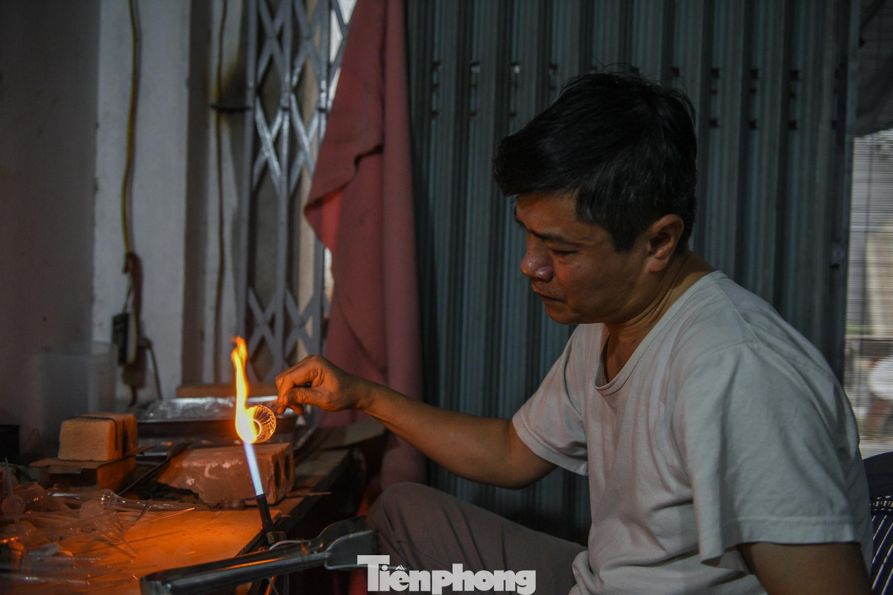 Nhiều người dân ở xã Thống Nhất nỗ lực giữ gìn và phát triển nghề thổi thủy tinh truyền thống của địa phương.