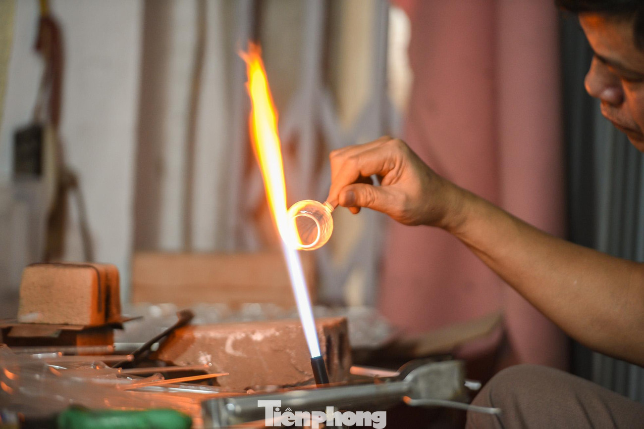 Khi nung nóng thủy tinh trên lửa tới độ “chín”, người thợ "quện" thủy tinh nóng chảy vào đầu một cái ống dài rồi kê miệng vào đầu kia của ống và thổi. Khi đó, thủy tinh ở đầu kia phình ra.