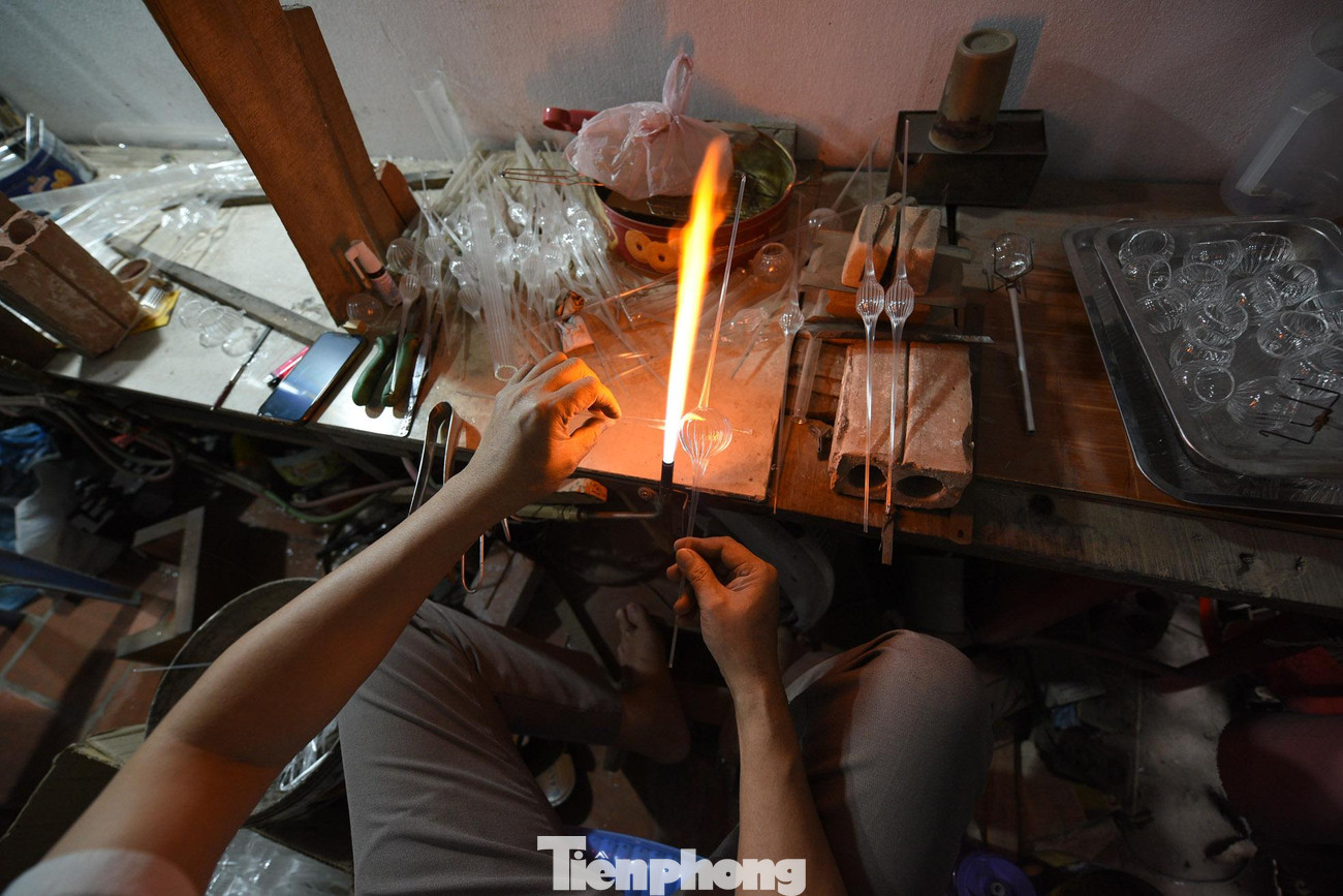 Quy trình để tạo ra một sản phẩm thủy tinh, cần trải qua nhiều công đoạn, từ việc chọn nguyên liệu.