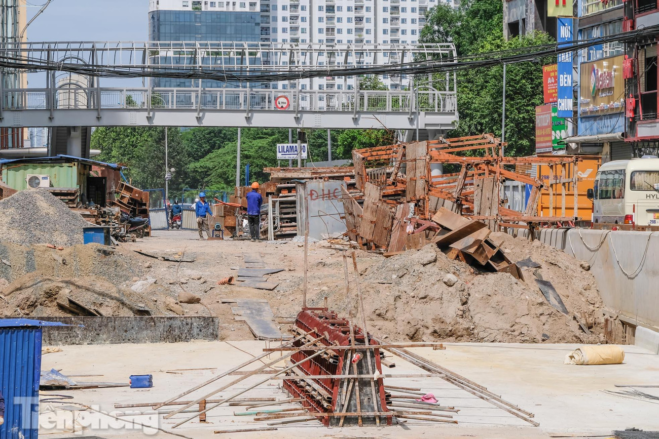 Hầm chui Lê Văn Lương là 1 trong 6 dự án giao thông trọng điểm của TP Hà Nội. Sau khi hoàn thành, nút giao này sẽ có tổng cộng 10 làn xe để góp phần giải quyết xung đột giao thông tại nút giao thường xuyên ùn tắc này.