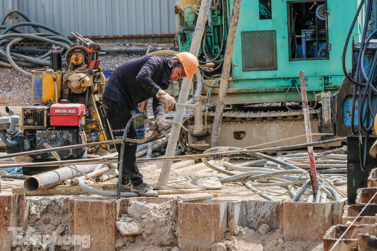Hàng chục công nhân thi công dưới trời nắng nóng gay gắt.