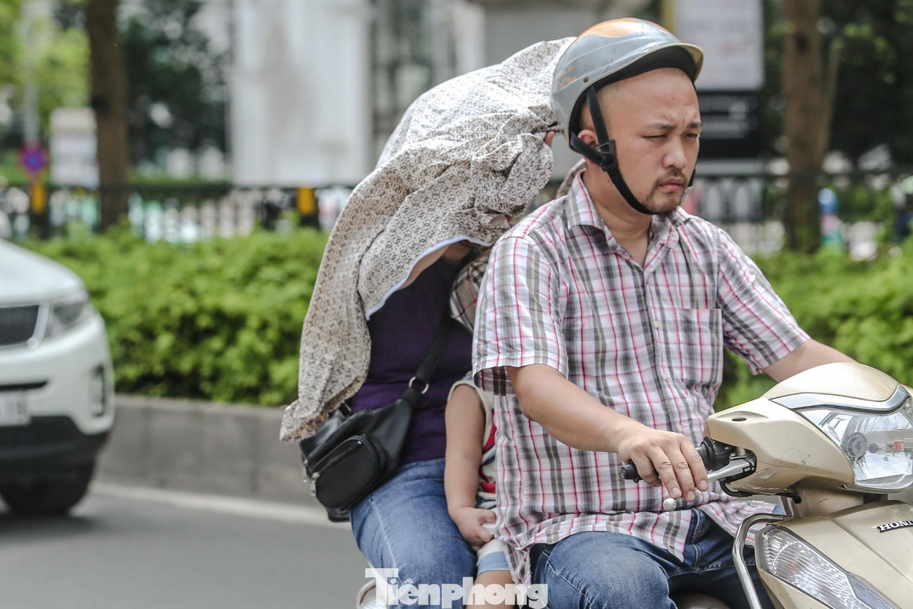 Khi tiếp xúc trực tiếp với ánh nắng có chỉ số UV cực trị ở mức nguy cơ cao có thể gây hại đối với cơ thể con người.