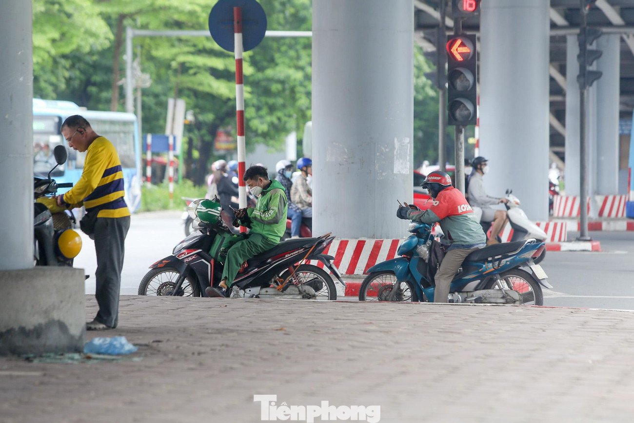 Nhiều người tìm đến bóng râm, chân cầu để tránh nắng.