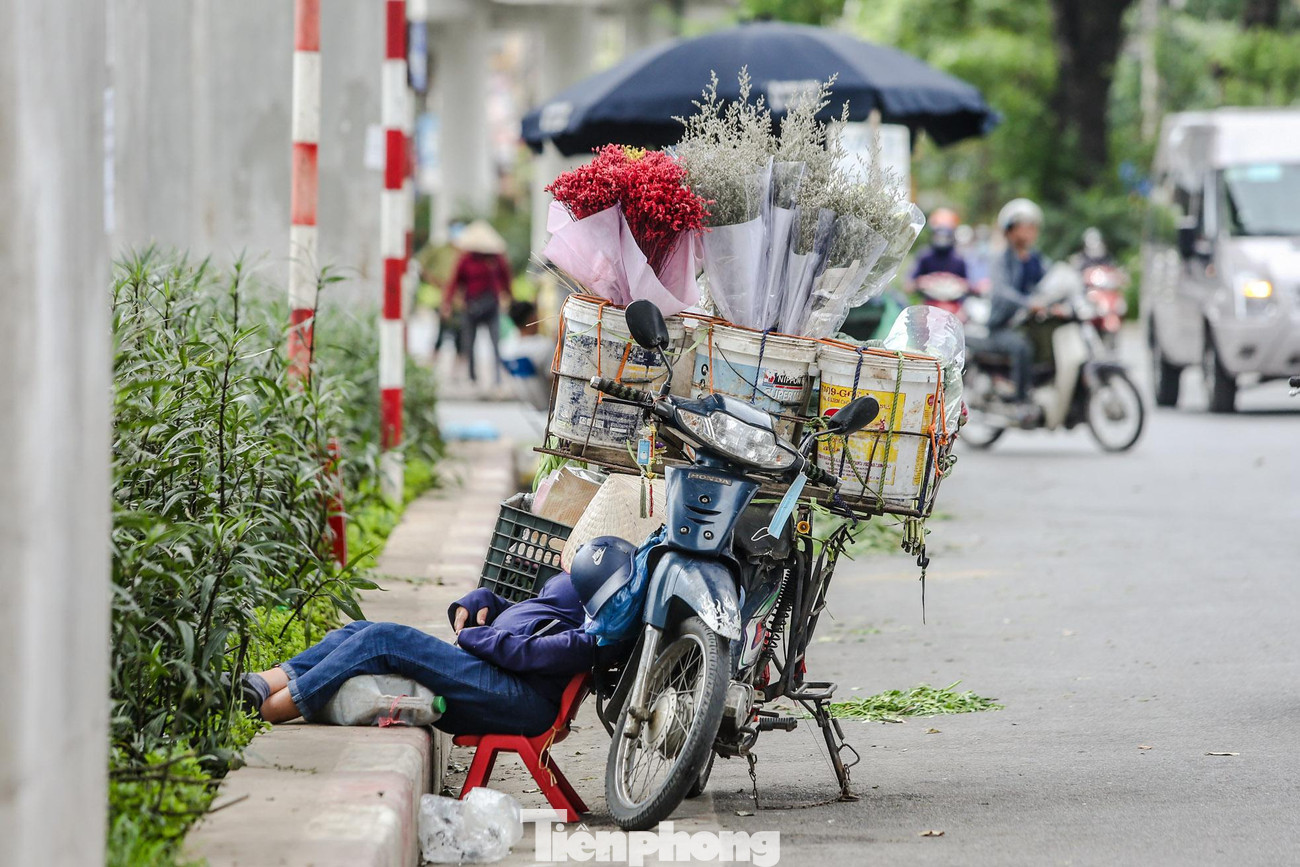 Người lao động ngủ gục bên đường.