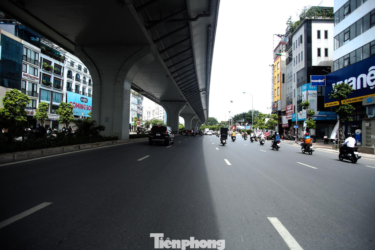 Cái nắng chia đường làm hai phần rõ rệt.