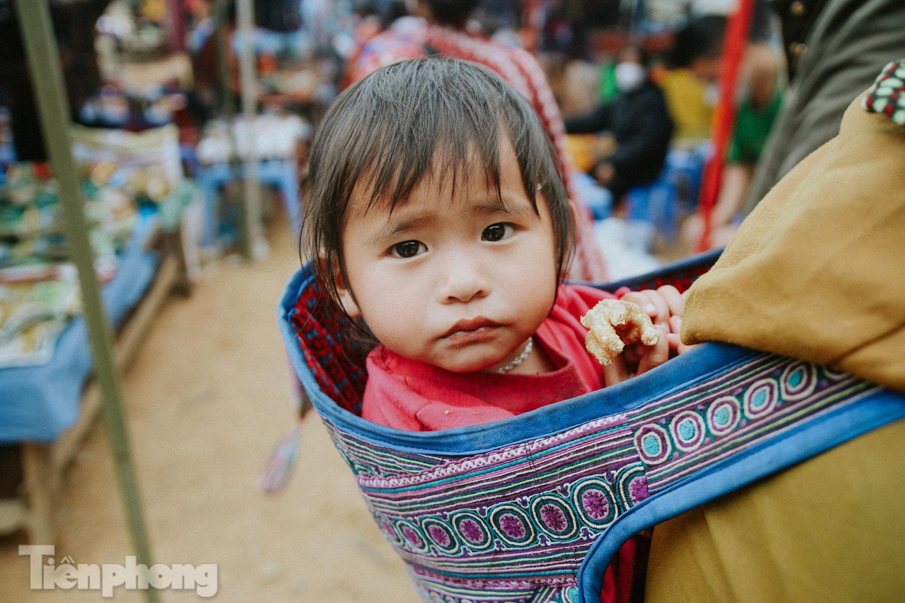 Ánh mắt hồn nhiên, ngây thơ của trẻ em vùng cao khiến nhiều du khách tham dự chợ phiên Bắc Hà thích thú, tò mò.