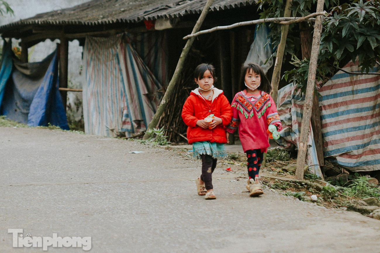 Những em bé lớn hơn thì xúng xính váy áo sặc sỡ.