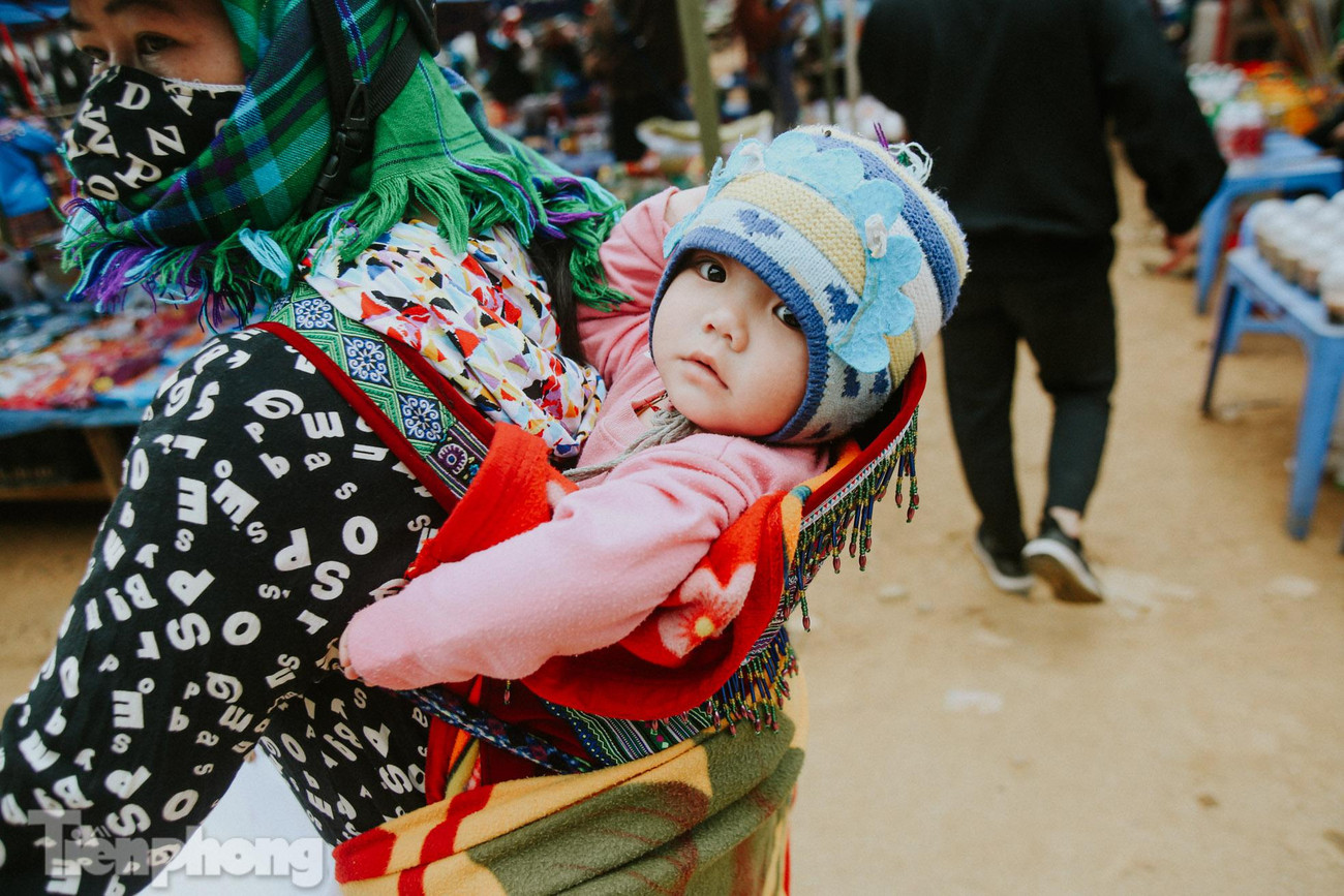 Cảnh này không khó gặp tại các khu chợ ở Bắc Hà.