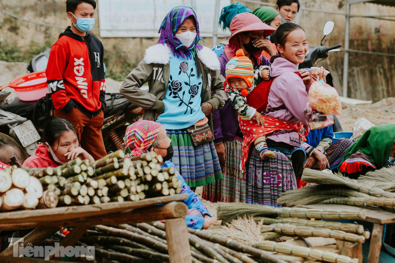 Những người mẹ còn rất trẻ địu các em bé chỉ khoảng từ 1-3 tuổi.