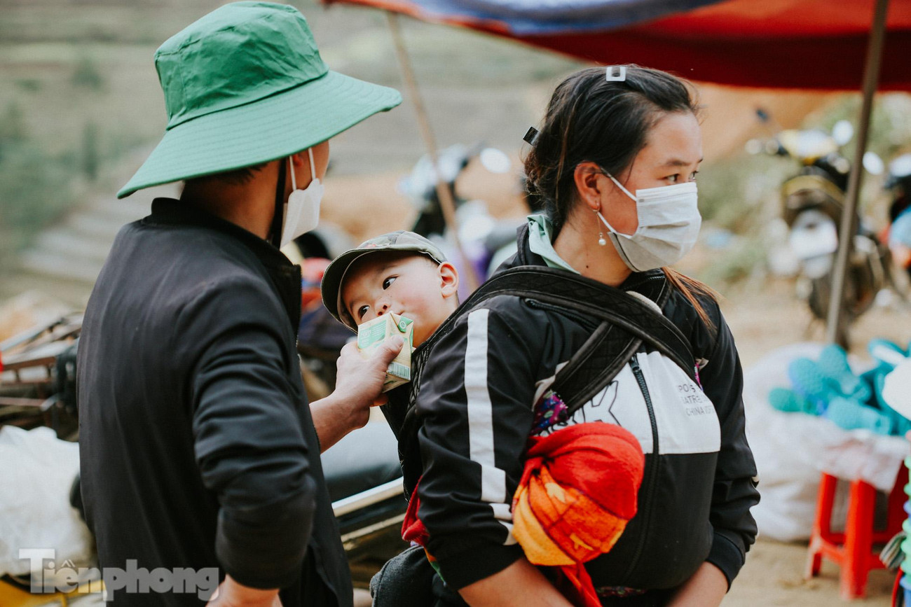 Các bé cũng được hòa mình vào cảnh mua bán, được ăn hàng ở chợ.