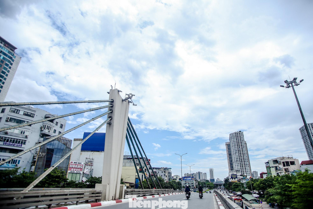 Theo dự báo thời tiết, Hà Nội ghi nhận mức gia tăng nền nhiệt rõ rệt từ ngày 17 và kéo dài đến ngày 20/6. Nhiệt độ trong ngày cao nhất tại Thủ đô là 34-37 độ C. Nền nhiệt tăng so với những ngày qua khoảng 2-4 độ C, người dân sẽ cảm nhận không khí oi nóng rõ rệt. Trạng thái này duy trì đến hết ngày 20/6, sau đó Hà Nội và các địa phương lân cận giảm nhiệt, trở lại trạng thái mưa rào và dông với mức nhiệt 26-33 độ C.