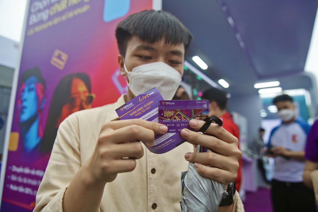 Các bạn sinh viên đến mở thẻ nhận được hỗ trợ trực tiếp từ các giao dịch viên. Không chỉ được trải nghiệm thanh toán không dùng tiền mặt, với thẻ TPBank, khách hàng còn được trải nghiệm công nghệ thanh toán hiện đại, giao dịch bằng khuôn mặt và vân tay mà không cần mang thẻ và giấy tờ tùy thân.