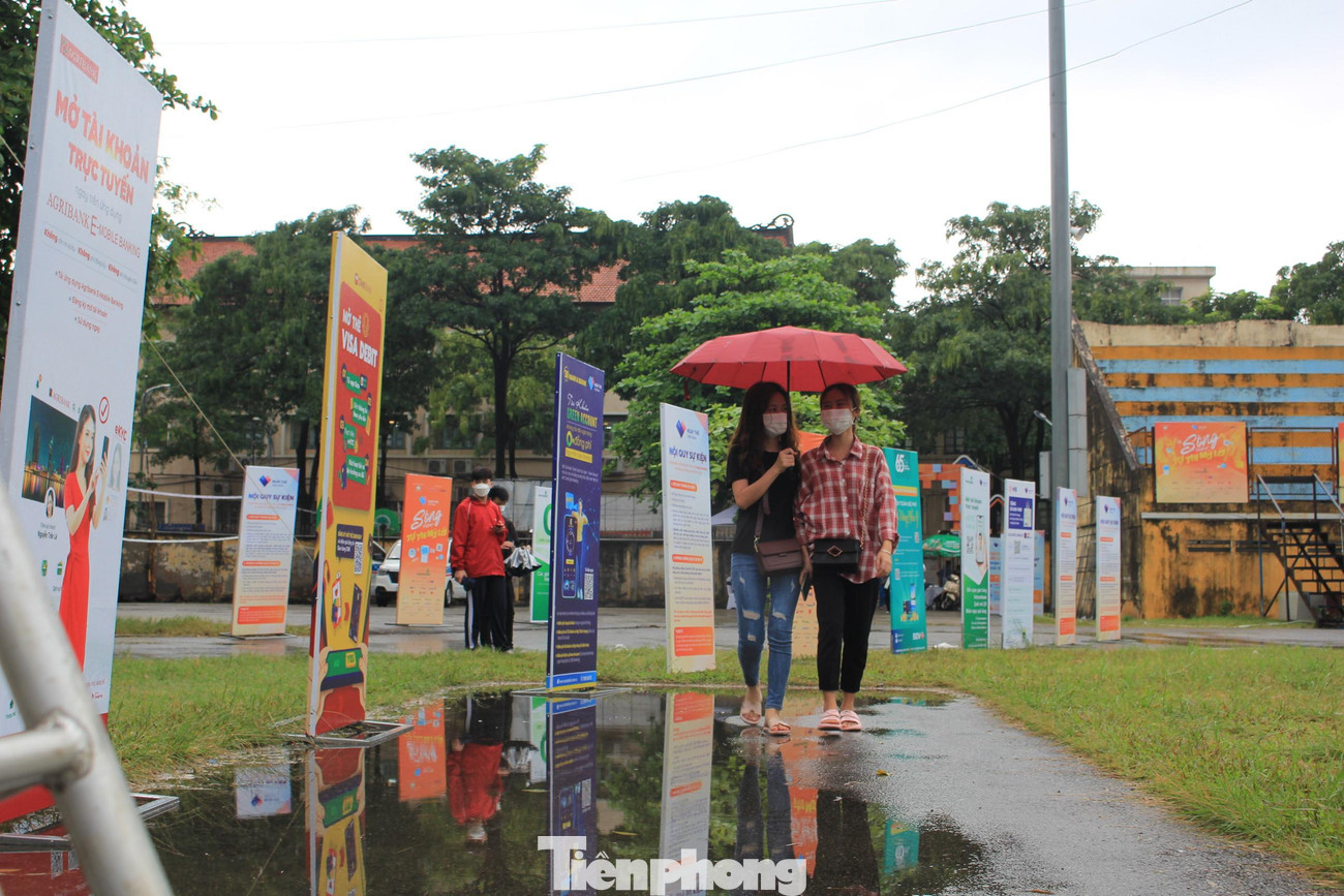 Sáng 16/4, trời Hà Nội đổ mưa như trút nhưng Thanh Phương (22 tuổi, sinh viên năm 4, đại học Thương Mại) vẫn quyết tâm rủ bạn bắt xe bus từ đường Mai Dịch (quận Cầu Giấy) đến SVĐ Bách Khoa (Hà Nội). Phương cho biết: “Em được một chị bạn ở báo Tiền Phong giới thiệu là sáng nay, có sự kiện Ngày Thẻ Việt Nam lần 2, với rất nhiều hoạt động thú vị, nên dù mưa chúng em vẫn đi”.