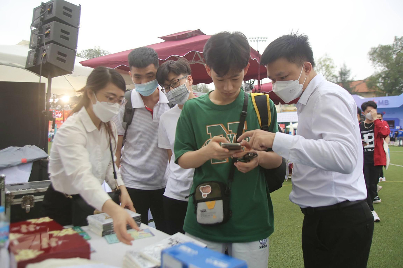 Tại sự kiện chính với tâm điểm Sóng Festival, gian hàng của Ngân hàng BIDV là một trong những nơi được giới trẻ tìm đến để mở thẻ và chụp hình.